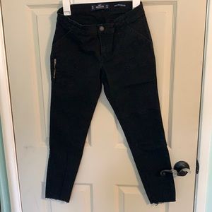 Hollister black super skinny crop. 5R W27 L26.